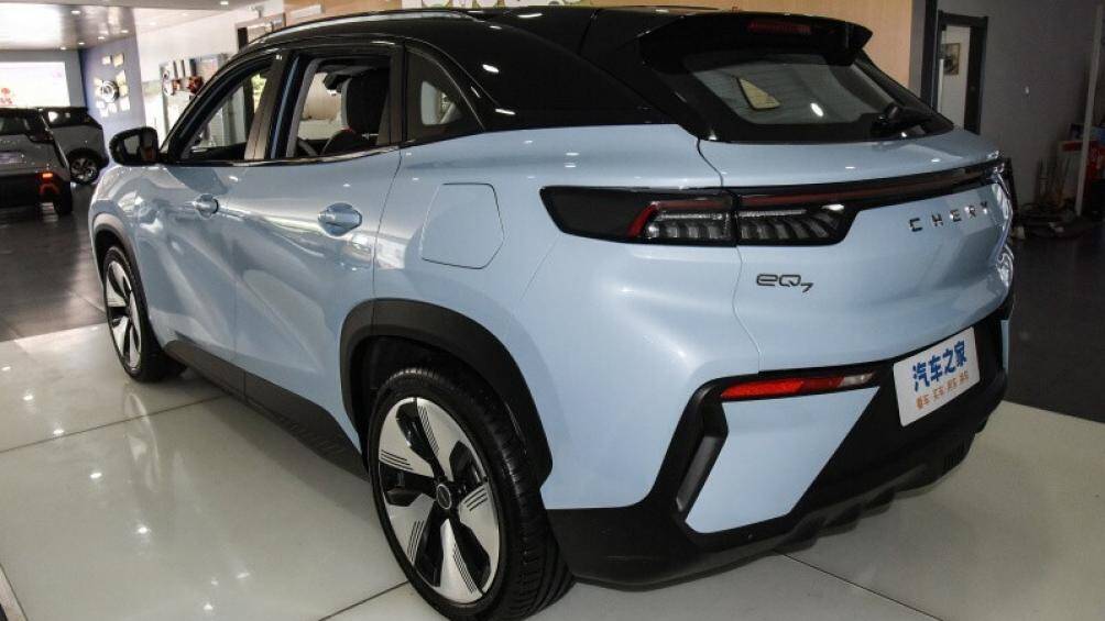 Vòm bánh xe mới áp dụng thiết kế hình khối cứng cáp hơn, ốp sườn và những nơi khác cũng được tích hợp tấm bảo vệ màu đen mạnh mẽ.