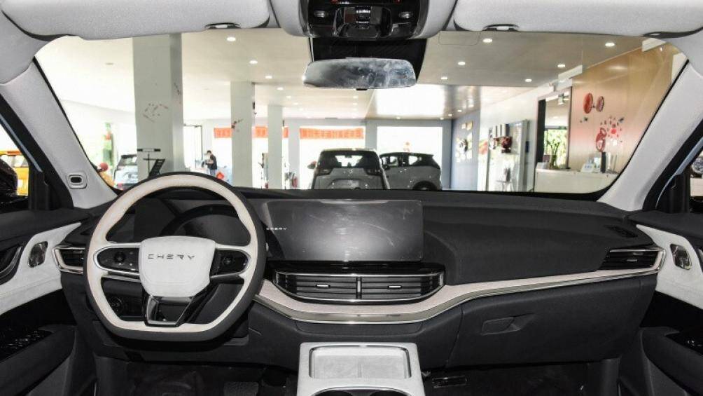 Về nội thất, eQ7 cũng không hề lép vế. Xe áp dụng thiết kế màn hình kép phổ biến cho bảng điều khiển và màn hình trung tâm.