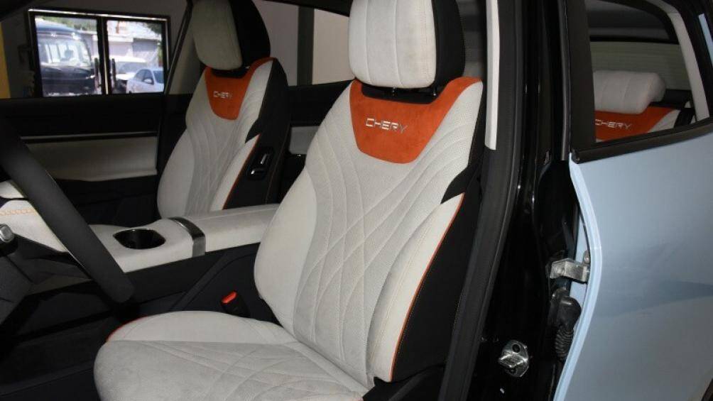 Vô-lăng đáy phẳng tăng thêm cảm giác thể thao, trong khi hệ thống đèn nội thất có thể điều chỉnh 64 màu.