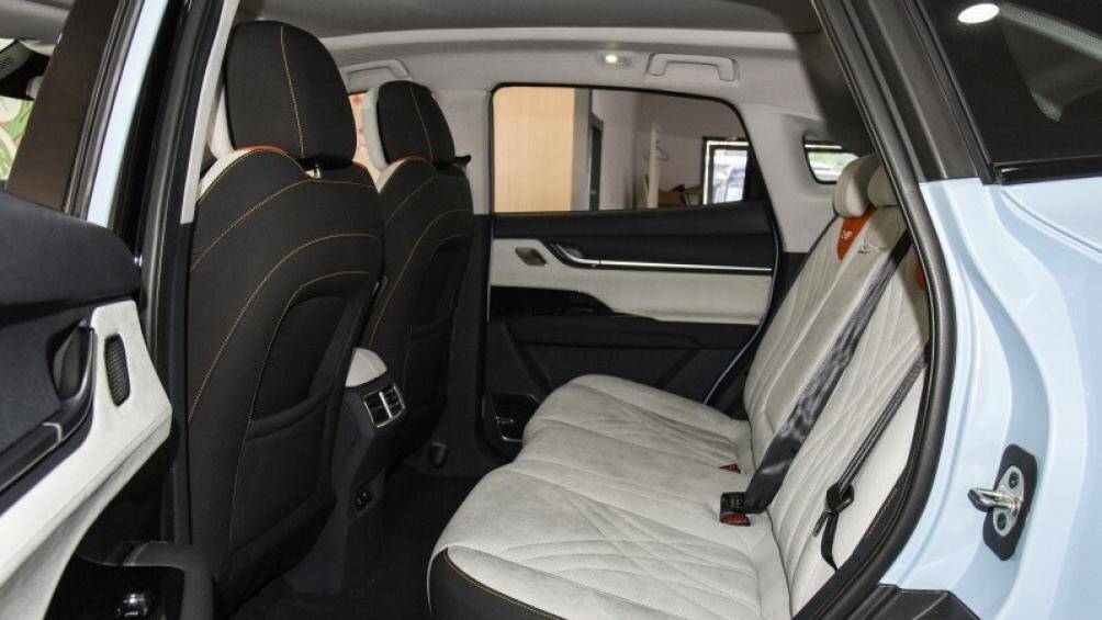 Chery eQ7 được trang bị cửa sổ trời toàn cảnh, hệ thống lọc khí cấp CN95, hệ thống tạo mùi thơm, hệ thống quản lý chất lượng không khí AQS.