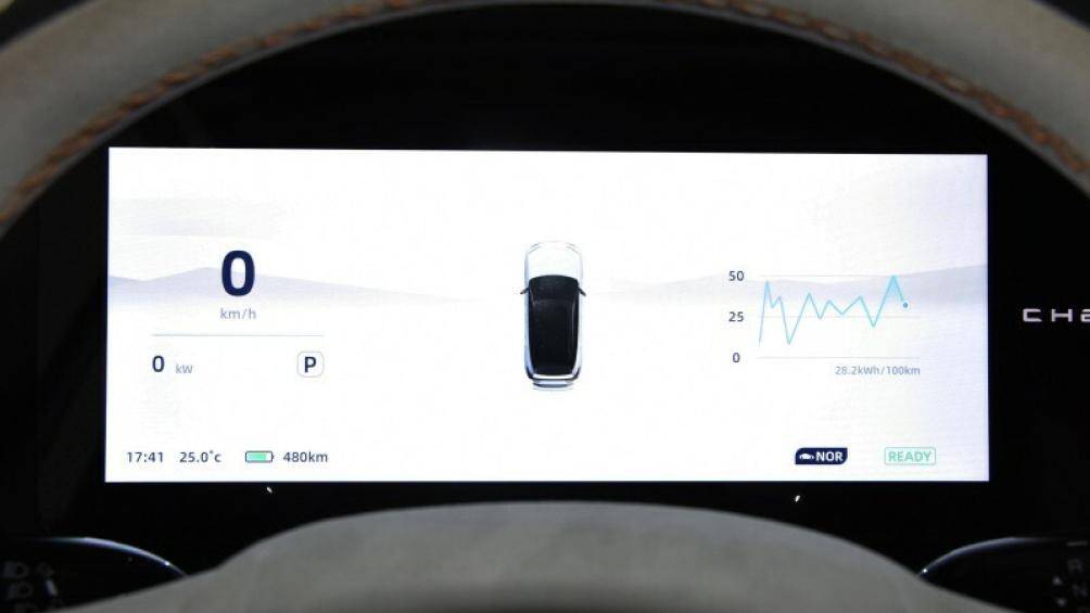 Xe cũng được trang bị điều khiển bằng giọng nói, hệ thống lọc không khí, điều khiển nhiệt độ tự động và hơn 20 chức năng hỗ trợ người lái.