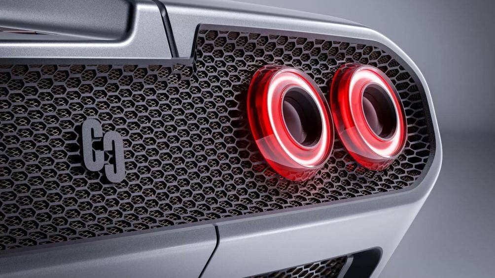 Bên hông xe còn nổi bật hơn với phần vây khí động học được bổ sung thêm. Phía sau đuôi xe khác biệt ở cản sau bằng sợi carbon.