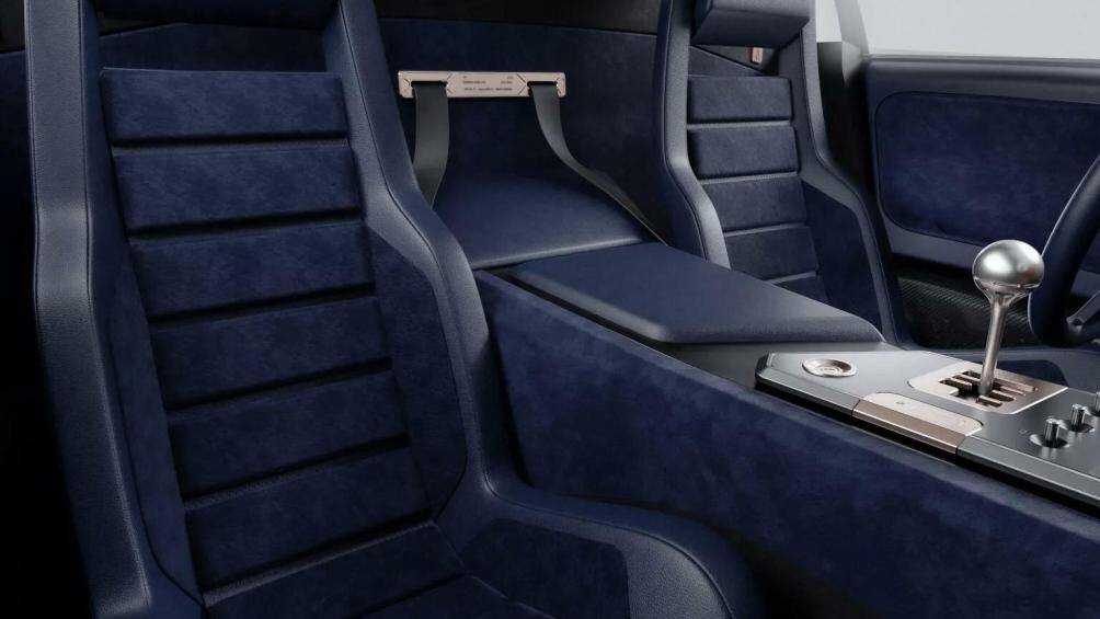 Khối động cơ V12 5.7L được cải tiến nhẹ để sản sinh công suất 542 mã lực và mô-men xoắn 602 Nm, xe có thể tăng tốc 0-100 km/h trong 3,5 giây.