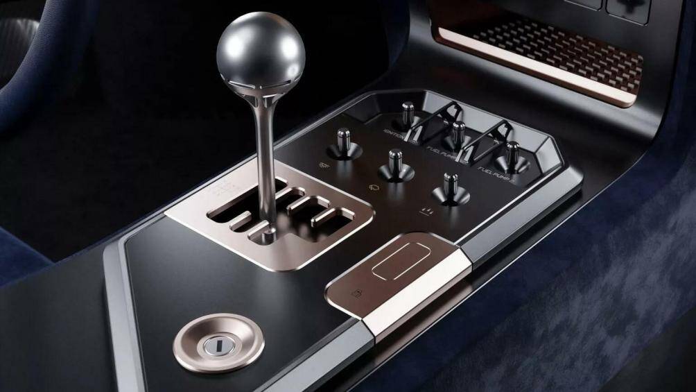 Vô-lăng và màn hình kỹ thuật số hiện đại nhưng mang thiết kế đậm chất retro gợi nhớ về quá khứ. Dàn âm thanh đổi sang loại mới của nhãn hiệu Marantz.