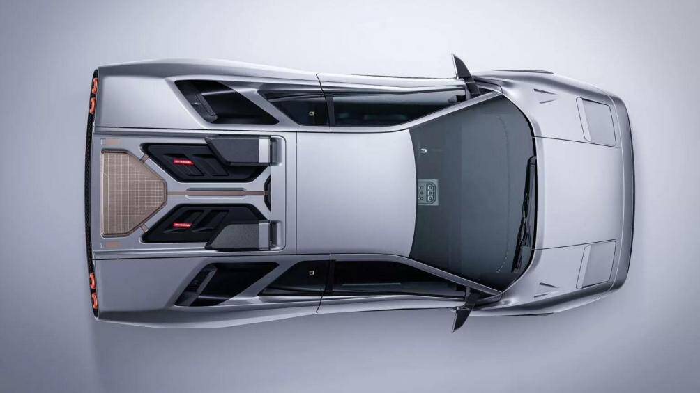 Chiều dài tổng thể của xe không thay đổi, kính chắn gió giữ nguyên như bản gốc nhưng phần đầu nhô ra đã được điều chỉnh khéo léo để trở nên gọn gàng hơn.