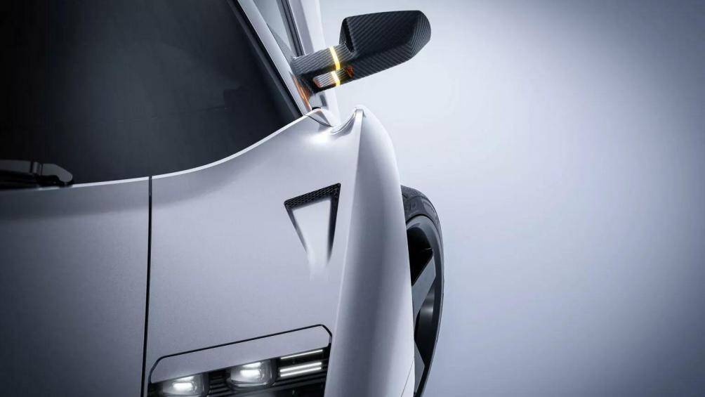 Thân xe được gọt giũa lại để ít cản gió hơn, thay thế một số chi tiết bằng chất liệu nhẹ hơn nhưng giữ được độ cứng vững (như sợi carbon hoặc titanium in 3D).