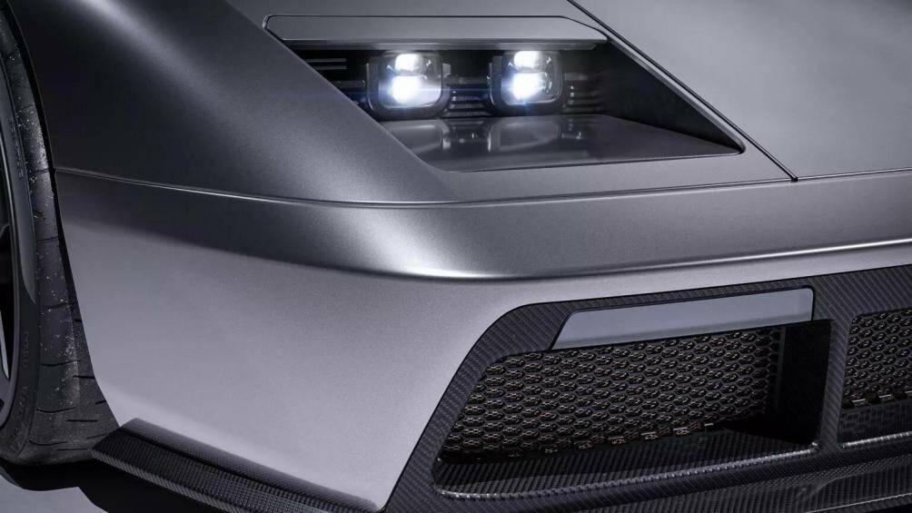 Đèn pha thay vì có dạng Pop-Up lật lên như Diablo nguyên bản nay có thêm một tấm che lật xuống.