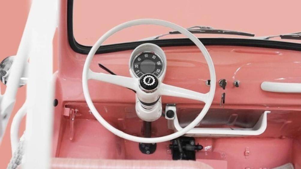 Bên trong, chiếc xe sở hữu ghế mây đặc trưng của phiên bản đầu tiên do Vittorio Bonacina thiết kế vào những năm 1950.