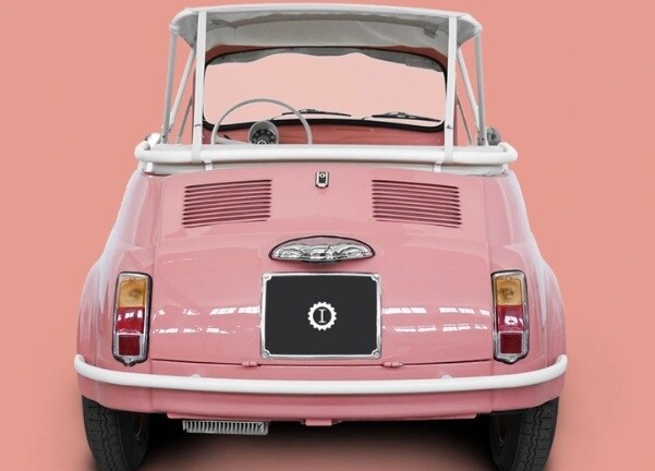 Các chi tiết ngoại thất khác vẫn giữ được đặc trưng của mẫu xe biểu tượng này, như không cửa, không nóc, có mui mềm che nắng mưa dễ dàng cuộn lại.