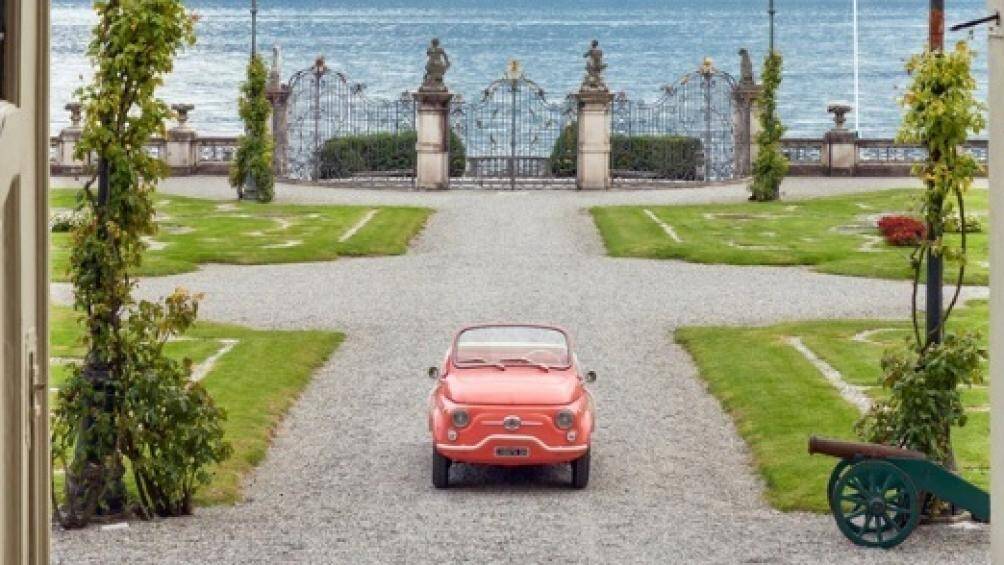 Dễ dàng nhận ra điểm nổi bật của chiếc ô tô điện mini này là màu hồng dễ thương như thể bước ra từ thế giới búp bê.