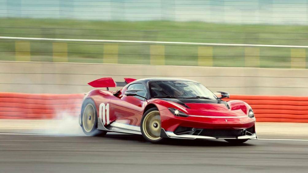 Một đường kẻ sọc dọc theo gương chiếu hậu và ở mặt dưới của cánh gió sau. Số '01' được sơn với màu Bianco Sestriere ở phía sau thân xe.