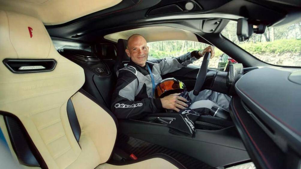 Kẹp phanh màu đen và một số chi tiết hoàn thiện bằng nhôm phay. Chữ ký của tay đua huyền thoại có tại nhiều vị trí trên xe.