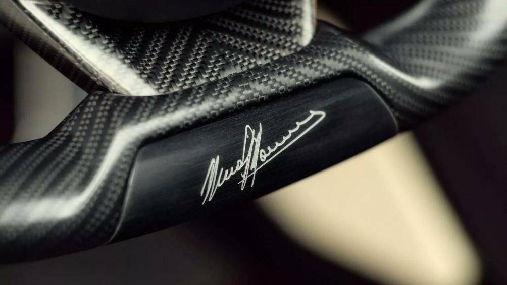 Đường chỉ khâu hai màu be và đỏ tương phản lẫn nhau, chỉ dấu hướng 12 giờ trên vô-lăng và tấm ốp khung xe được sơn tĩnh điện màu đen.