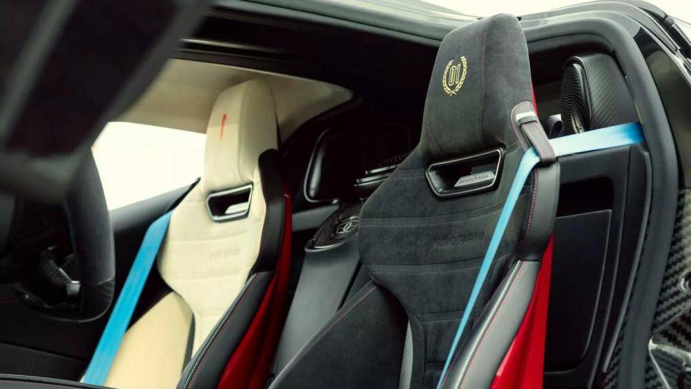 Ghế lái được bọc da màu đen và ghế hành khách bọc Alcantara màu be kết hợp với đen. Ghế cũng có tựa đầu và dây an toàn Iconica Blu thể thao.