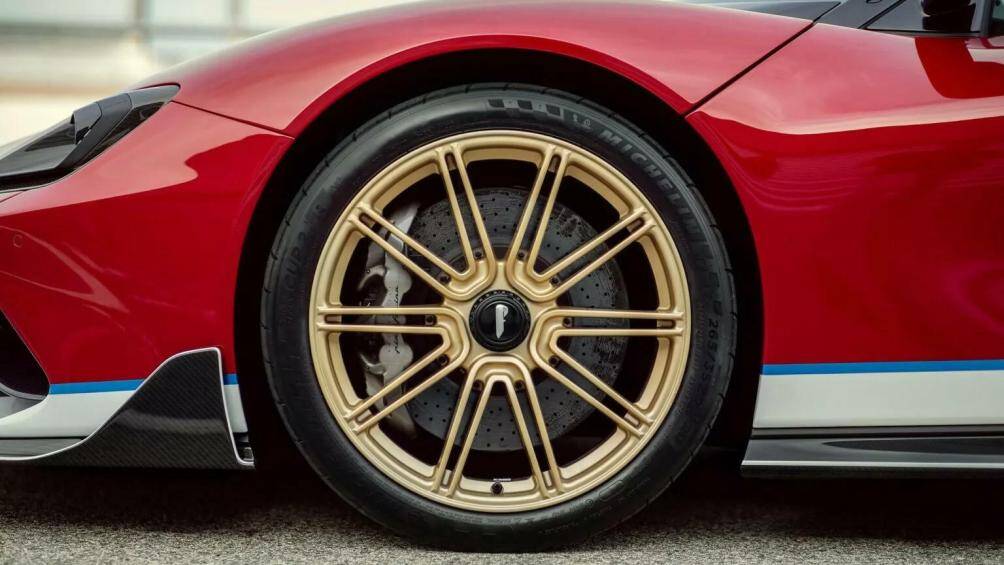 Mui xe màu đen, đèn pha được khắc chữ 'Nino Farina' nhấn mạnh sự đặc biệt, mâm hợp kim đúc 10 chấu được sơn màu vàng Satin.