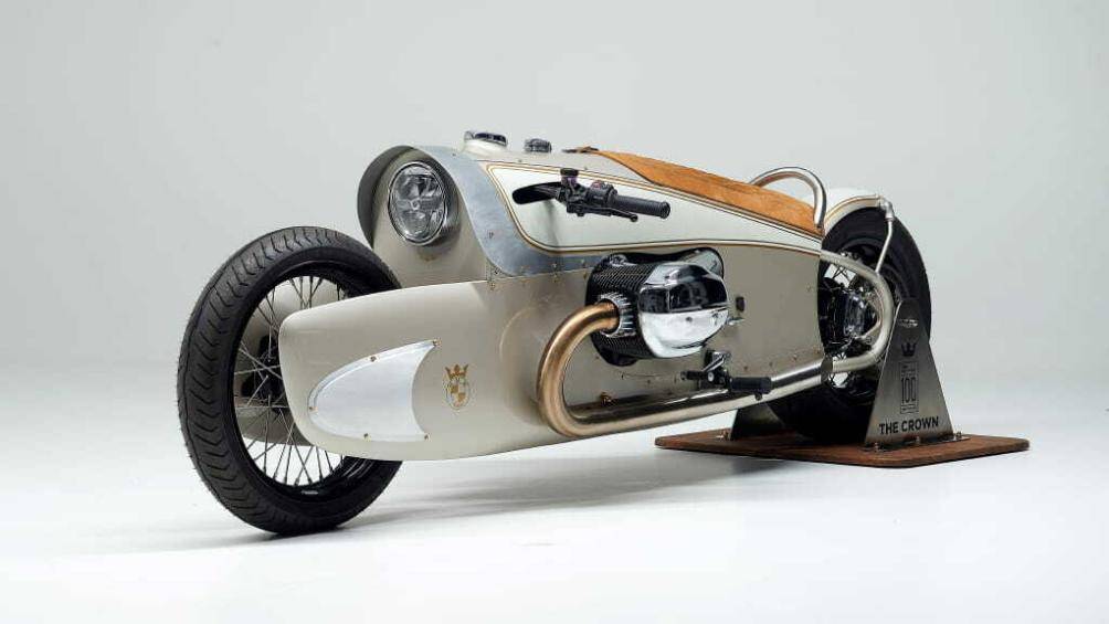 Để ghi dấu sự kiện 100 năm thành lập của BMW Motorrad, tay độ Dirk Oehlerking từ hãng độ Kingston Custom đã ra mắt phiên bản BMW R18 The Crown.