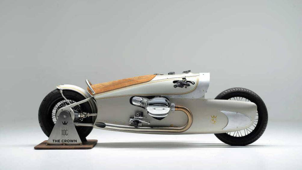 Thay vì sử dụng phần mềm thiết kế, Dirk Oehlerking sử dụng cách làm phổ thông với việc tạo hình dàn áo ngoài bằng các tấm xốp và bìa cứng.