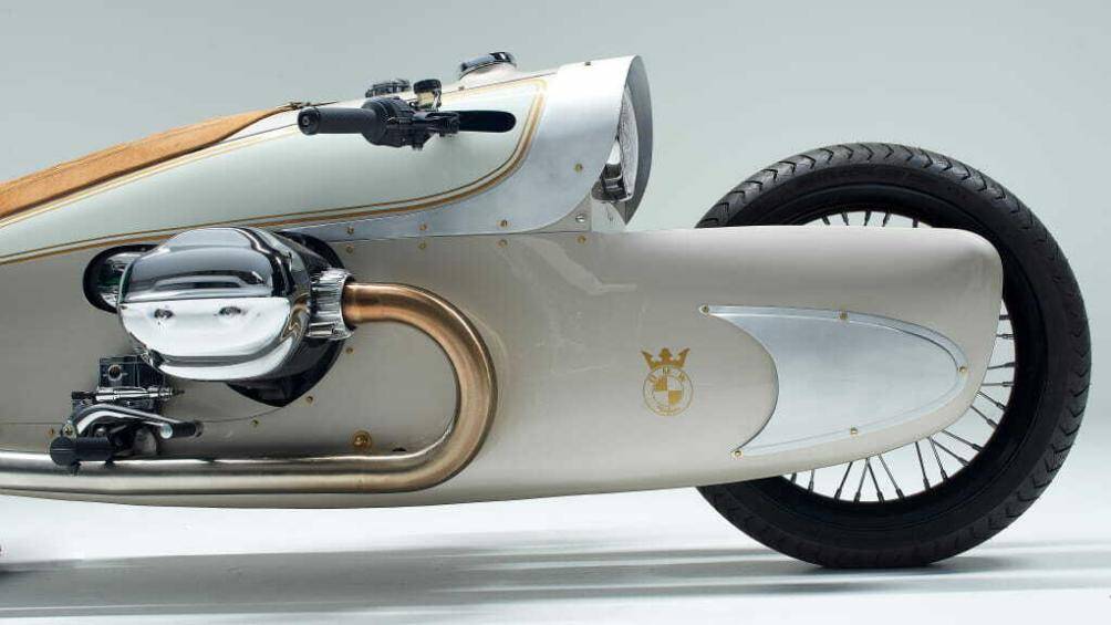 Xe sử dụng dàn áo bằng hợp kim nhôm với phần thân dưới kéo dài tới tận hai bánh trước, tạo thành cánh gió hai bên.