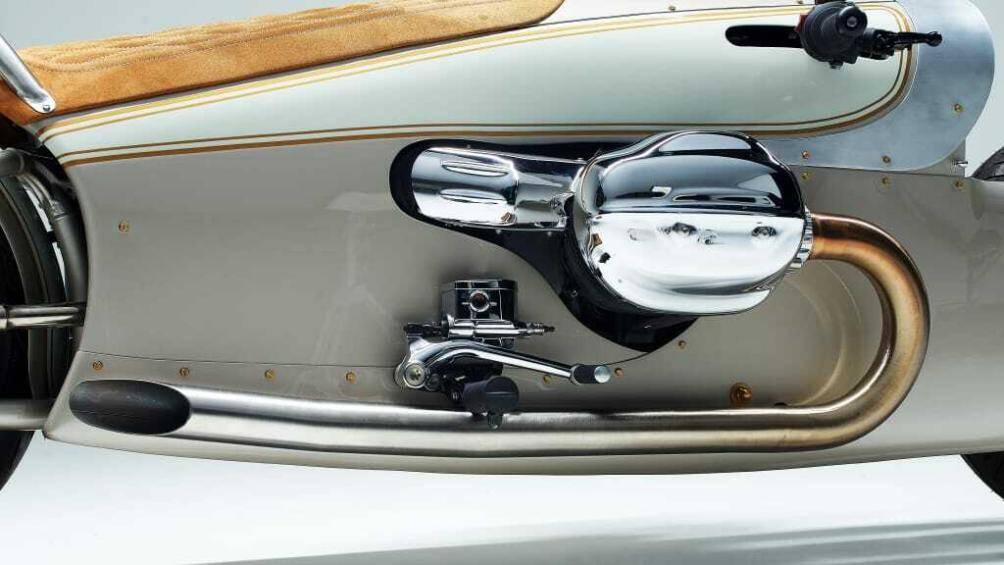 BMW R18 The Crown được hoàn thiện với tông màu bạch kim sâm panh, xen kẽ các đường kẻ màu vàng gỗ và nhiều chi tiết bằng crôm.