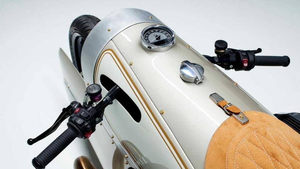 Phần dàn áo trên ôm trọn cụm đèn pha và thiết kế bình xăng cũng được làm lại tạo sự thống nhất với tổng thể.