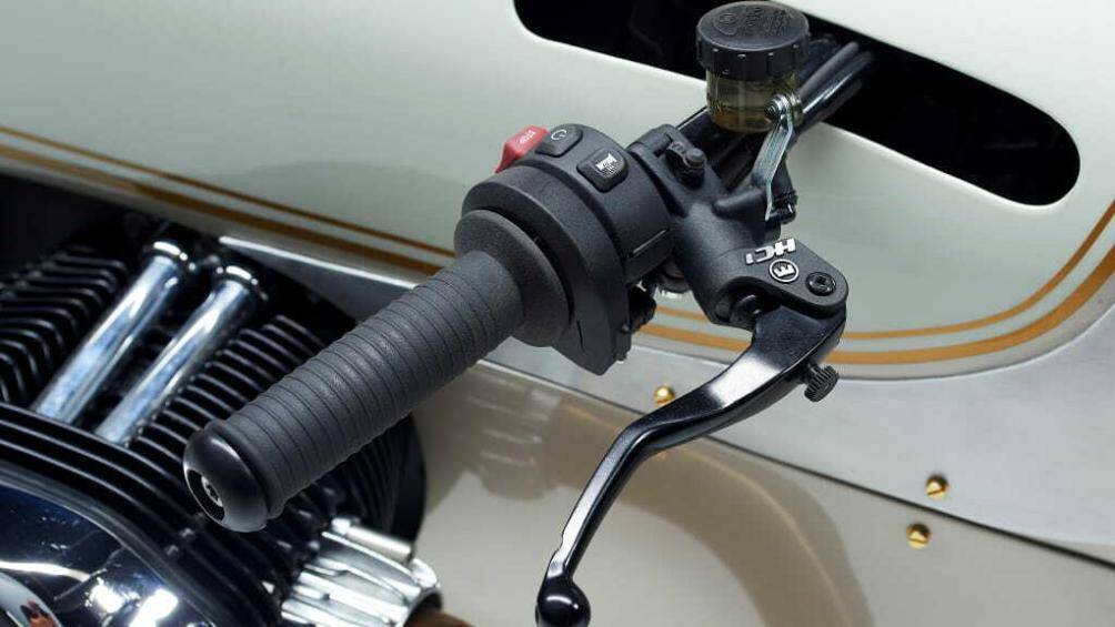 Trong khi các chi tiết như cụm đồng hồ, đèn LED, cần gạt số, chắn bùn,... vẫn được tận dụng từ xe nguyên bản.