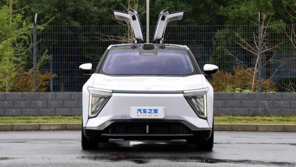 Mẫu SUV điện HiPhi Y 2023 mới đã chính thức ra mắt. Xe có 4 phiên bản với mức giá từ 339.000 đến 449.000 Nhân dân tệ (1,09 đến 1,45 tỷ đồng).