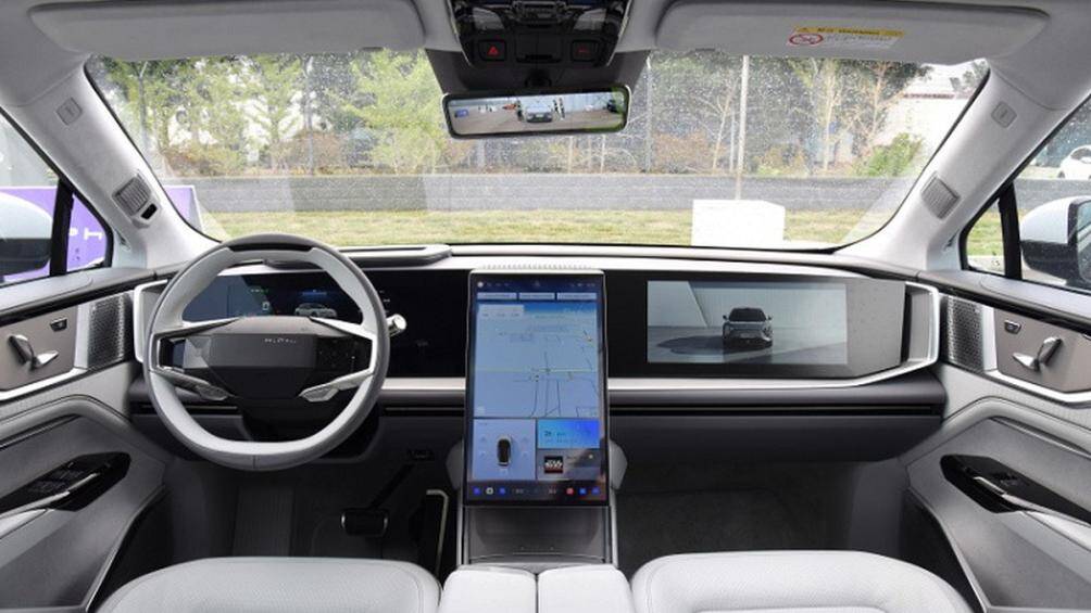 Bên trong, xe nổi bật với bộ ba màn hình "Urban Skyline" mang tính biểu tượng của xe.