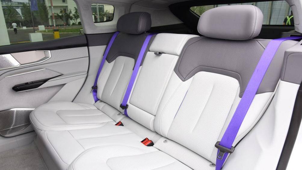 Hỗ trợ lái xe thông minh HiPhi Pilot bao gồm hệ thống kiểm soát khẩn cấp tự động (AECS), hỗ trợ giữ làn đường chủ động (ALS), hỗ trợ va chạm phía sau...