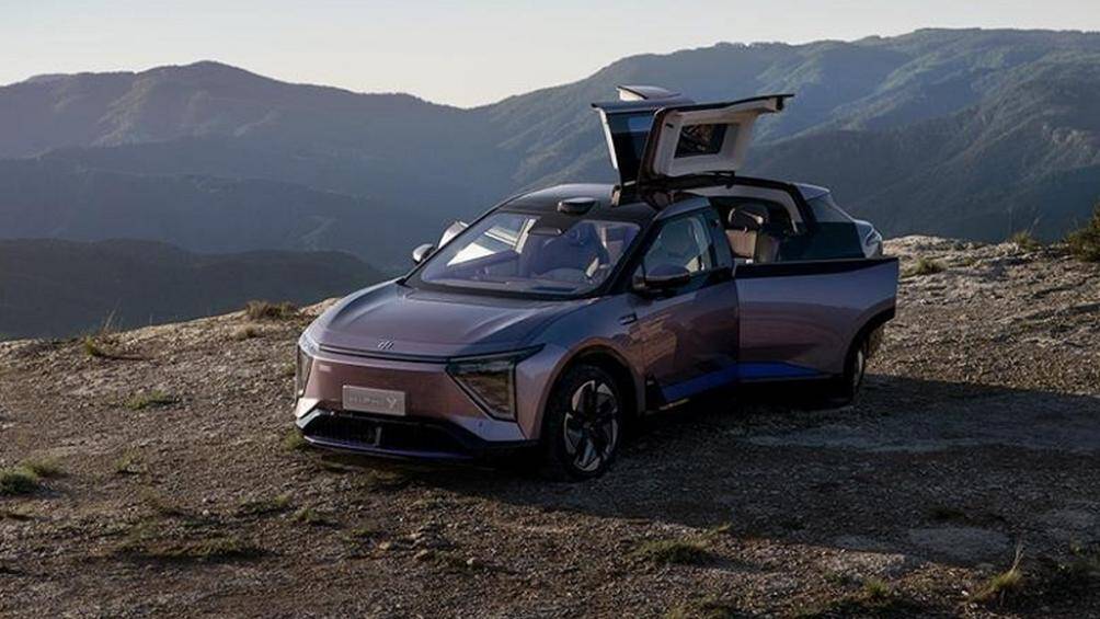 Cửa sau áp dụng cách mở hai phần, trong khi phần dưới có kiểu mở ngang truyền thống. Cửa trên lại mở như một cánh chim.