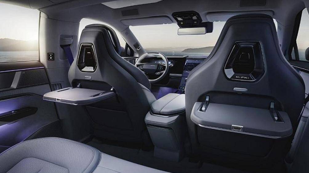 Khách hàng chọn mua xe HiPhi Y còn có thể lựa thêm bàn gấp đôi phía sau. Ghế bọc da hai tông màu, vô lăng tương lai.