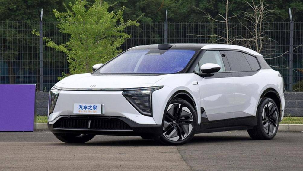 Mặt trước của HiPhi Y mang màu sắc khoa học viễn tưởng của HiPhi X. Đèn pha có hình dáng đặc biệt kết hợp với đèn chạy ban ngày xuyên thấu.