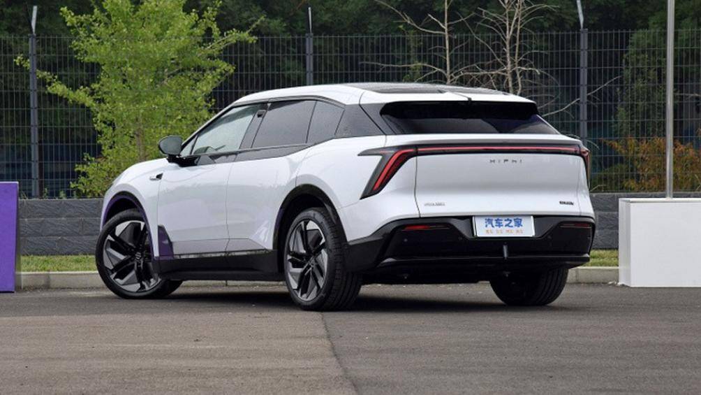 Về các chi tiết khác, xe được trang bị lidar trên nóc, camera dưới gương chiếu hậu, chắn bùn trước và cột B.