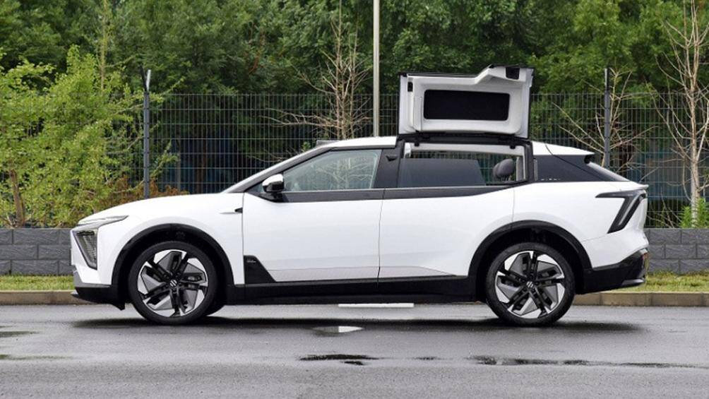 Phần thân xe HiPhi Y áp dụng thiết kế đường nét tương đối thẳng, mui xe phía trước nghiêng và đèn hậu nhô cao, xe được trang bị bộ mâm 21 inch.