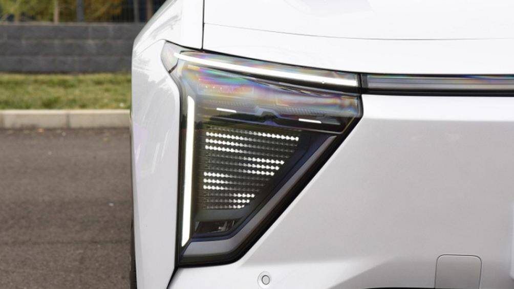 Bản động cơ kép có công suất tối đa 497 mã lực, trong đó động cơ trước mang đến 166 mã lực, động cơ sau là 331 mã lực.