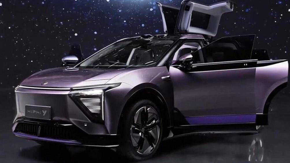 Điểm thú vị của HiPhi Y là được trang bị cửa cánh thông minh NT thế hệ thứ hai, khi đi vào chỗ hẹp, cửa sẽ tự động nhận biết và điều chỉnh góc.