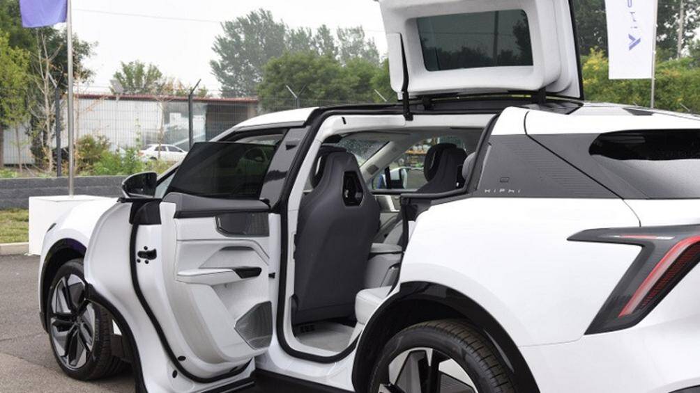 HiPhi Y được trang bị hệ thống kiểm soát tích hợp khung gầm CIC Gaohe, hệ thống kiểm soát giảm xóc, giảm xóc biến thiên liên tục, vô-lăng trợ lực điện...