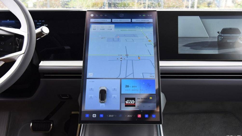 Màn hình hành khách được bố trí ở cả hai bên, màn hình hiển thị head-up màu 22,9 inch độ nét cao và gương chiếu hậu trực tuyến 9,2 inch.