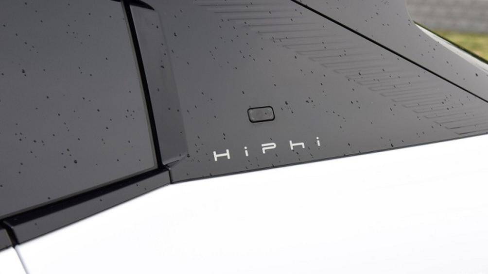 Toàn bộ xe được trang bị 31 cảm biến hỗ trợ lái bao gồm 13 camera, radar sóng 5 milimet, 12 radar siêu âm, một camera ba vùng.