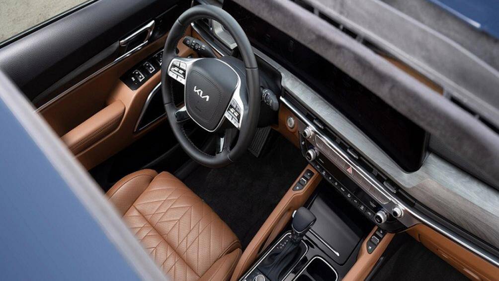 Trang bị an toàn tiêu chuẩn trên xe gồm hệ thống cảnh báo điểm mù, cảnh báo tiền va chạm, tránh va chạm phía trước, hỗ trợ lái, kiểm soát hành trình...