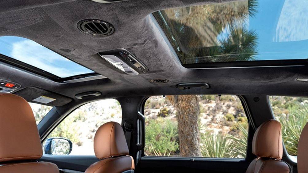 Bản cao cấp sở hữu ghế bọc da Nappa, hàng ghế trước/sau sưởi ấm/thông gió, hai ghế thương gia ở giữa, cửa sổ trời hai mảnh.