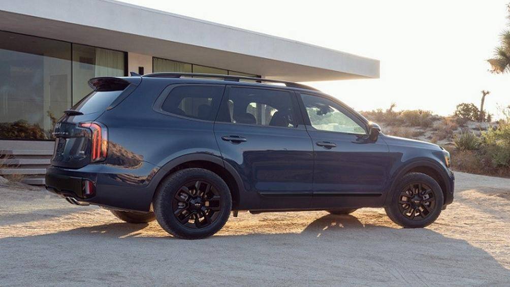 Thay vào đó, hai phiên bản này có thêm những điểm nhấn màu đen ở cản trước/sau, nẹp trên cửa, viền lưới tản nhiệt và vỏ đèn pha.