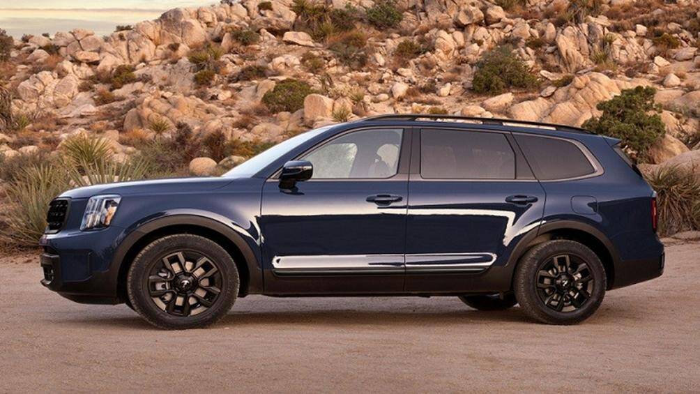 Kia Telluride bản tiêu chuẩn LX được trang bị đèn pha LED trước/sau, vành hợp kim 18 inch, ghế bọc nỉ SynTex, màn hình cảm ứng trung tâm 12,3 inch.