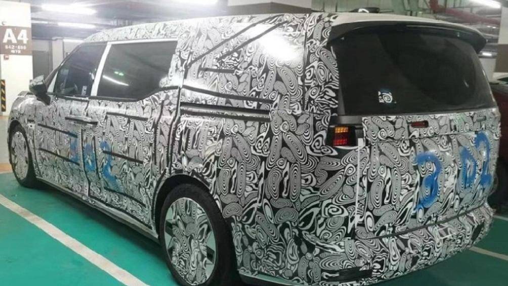 Ngoại thất xe được che kín nhưng có thể thấy mẫu xe này có phần cửa kính gấp nhẹ lên phía trên nóc xe.