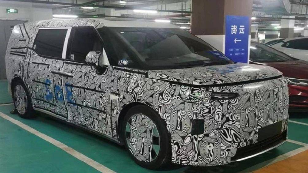 Phần đầu xe dự kiến sẽ được trang bị dải đèn LED chạy ban ngày hình "búa của Thor" đặc trưng như đã xuất hiện trên EX90 và EX30.