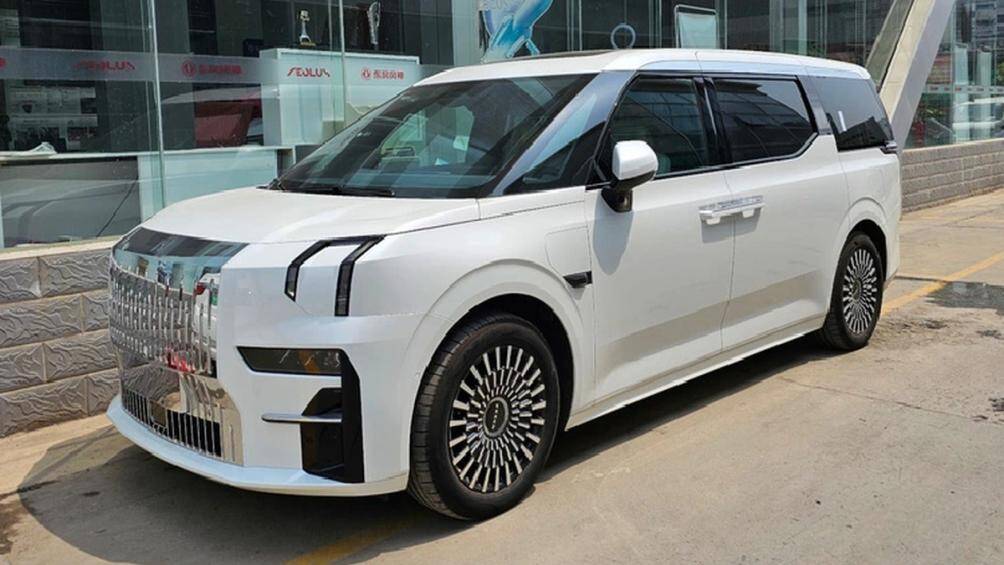 Xe sở hữu phần gầm thấp, cản trước được trang bị thanh trang trí và tản gió được phủ màu bạc.