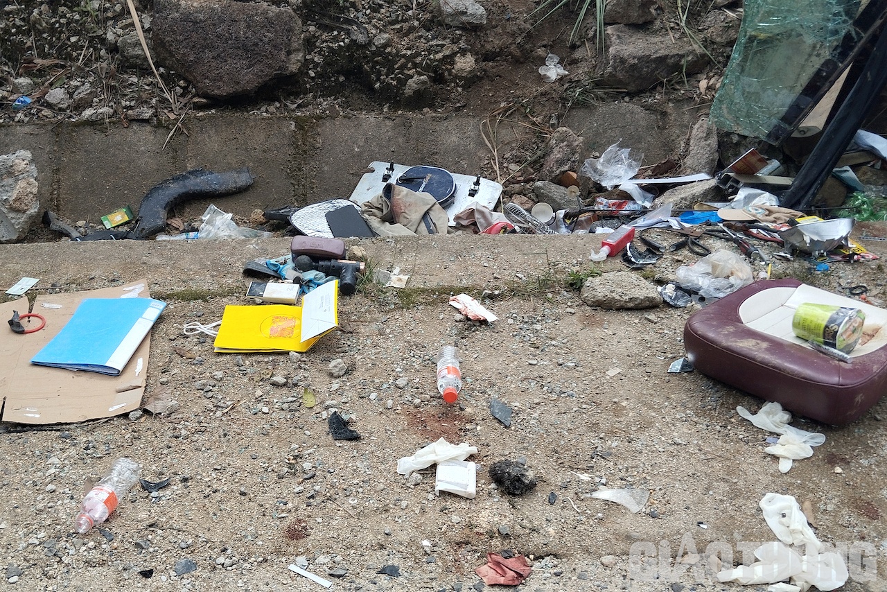 Một số vật dụng trên xe rơi vãi khắp nơi.