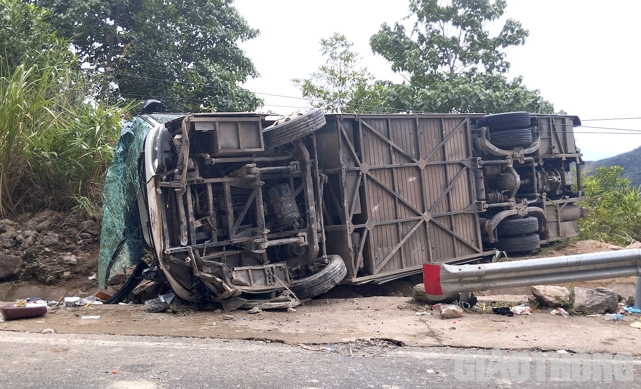 Vụ tai nạn làm 4 du khách Trung Quốc tử vong, cùng 9 người khác bị thương.