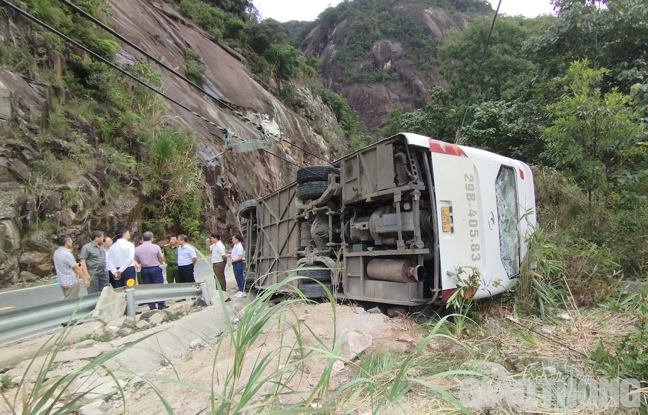 Ông Khuất Việt Hùng, Phó chủ tịch chuyên trách Ủy ban ATGT Quốc gia cùng đoàn công tác đã đi kiểm tra hiện trường vụ xe khách lật trên đèo Khánh Lê.