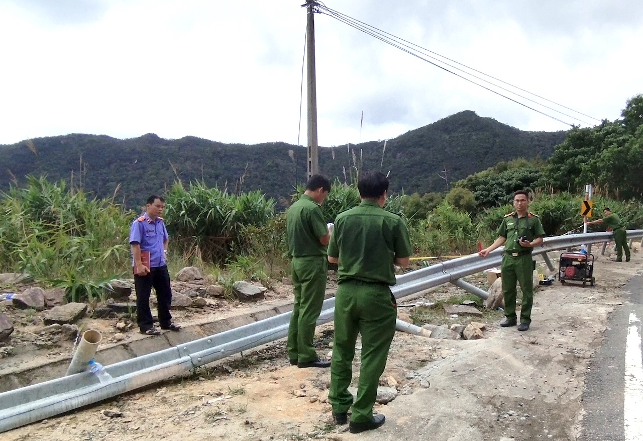 Lực lượng chức năng đo đạc hiện trường, điều tra làm rõ nguyên nhân vụ tai nạn.