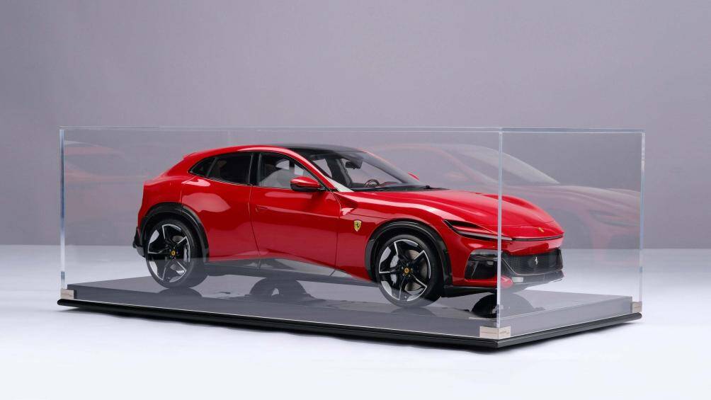 Mô hình Ferrari Purosangue, mẫu SUV đầu tiên của Ferrari, có tỷ lệ 1:8 và được sản xuất giới hạn 199 chiếc trên toàn cầu bởi hãng Amalgam  Collection (Anh).